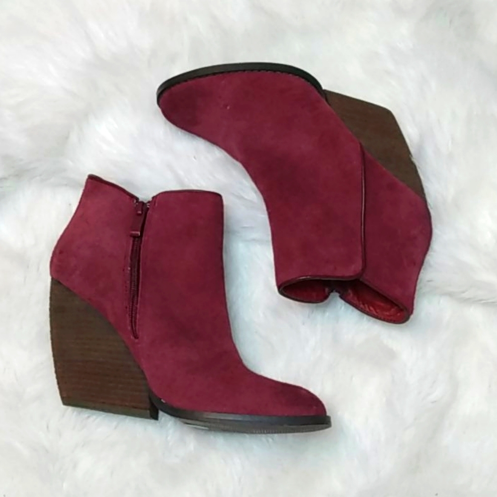 Very volatile Whitby burgundy ankle boots